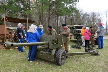 John Gott from WOL describes the operation of the 6 pounder to visitors.